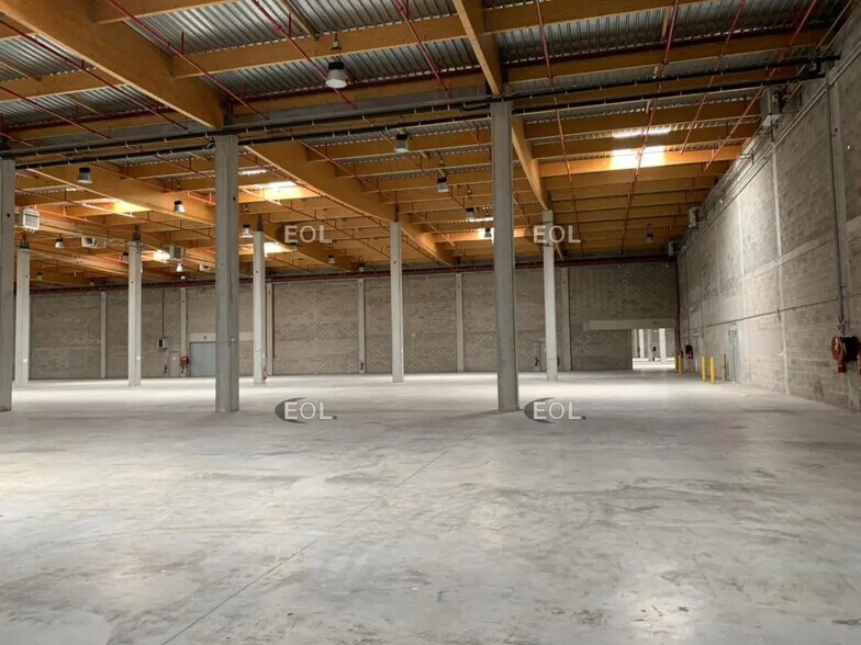 Industrial in LA CAVALERIE for lease - Interior Photo - Image 2 of 2