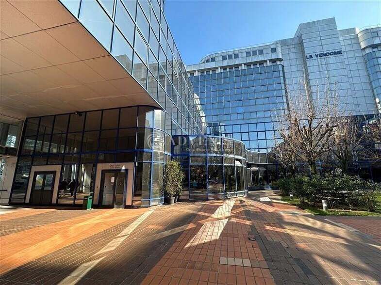 Office in Noisy Le Grand for lease - Building Photo - Image 3 of 12