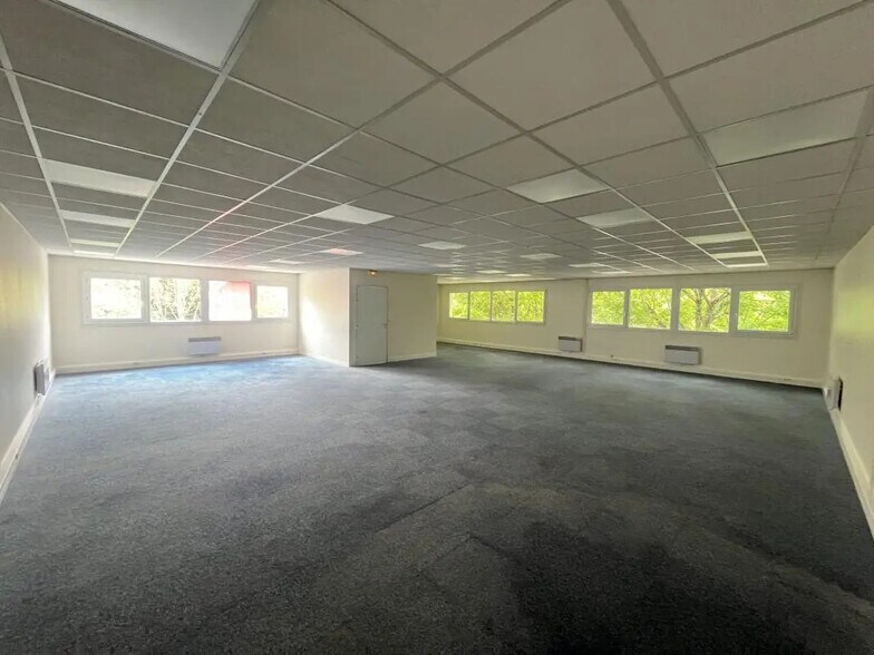 Office in Trappes for lease - Building Photo - Image 2 of 6