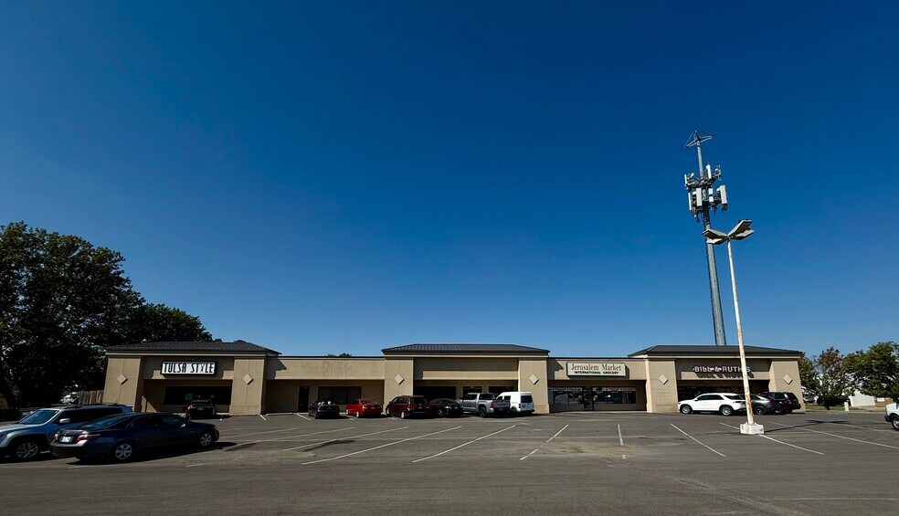 6124 E 51st Pl, Tulsa, OK à louer - Photo du bâtiment - Image 2 de 4