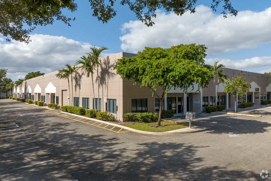 10000-10140 NW 53rd St, Sunrise, FL à louer - Photo du bâtiment - Image 1 de 8