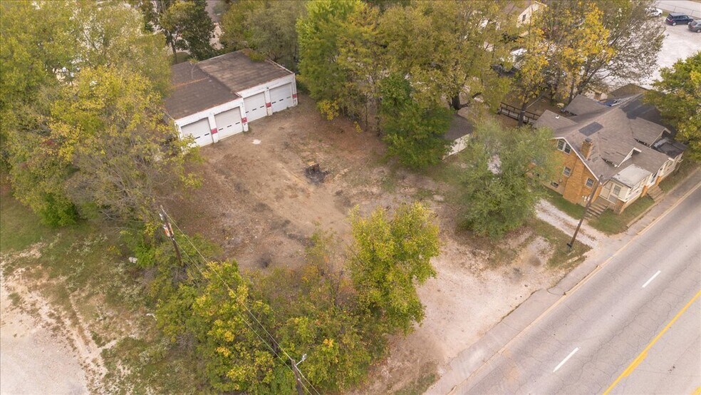 1341 S School Ave, Fayetteville, AR à vendre - Photo du bâtiment - Image 3 de 24