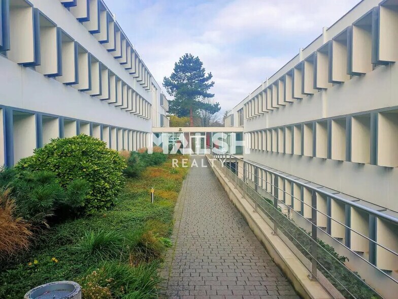 Bureau dans Écully à vendre - Photo du bâtiment - Image 2 de 8