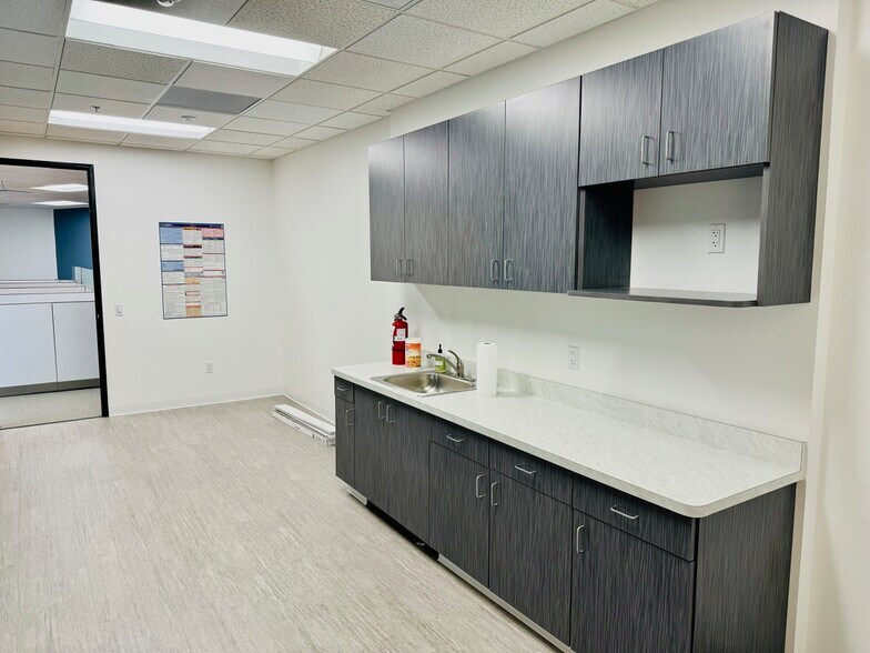 300 East Esplanade Dr, Oxnard, CA à louer - Photo intérieure - Image 3 de 12