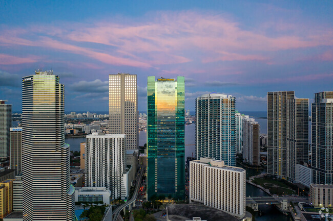 Plus de détails pour 333 SE 2nd Ave, Miami, FL - Bureau à louer