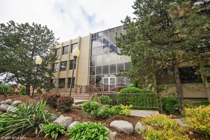 700 Nicholas Blvd, Elk Grove Village, IL à vendre - Photo du bâtiment - Image 3 de 11