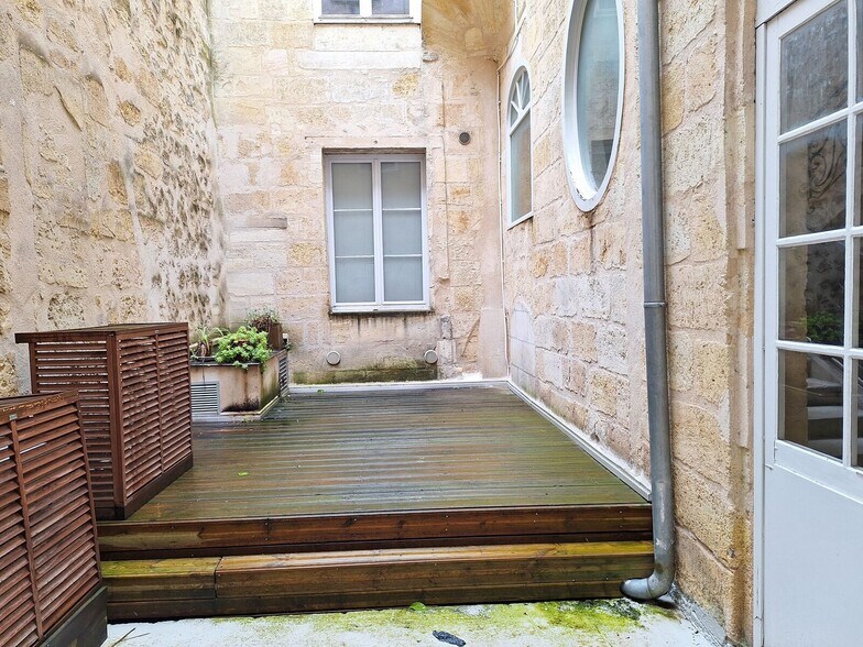 Office in Bordeaux for lease - Building Photo - Image 2 of 7