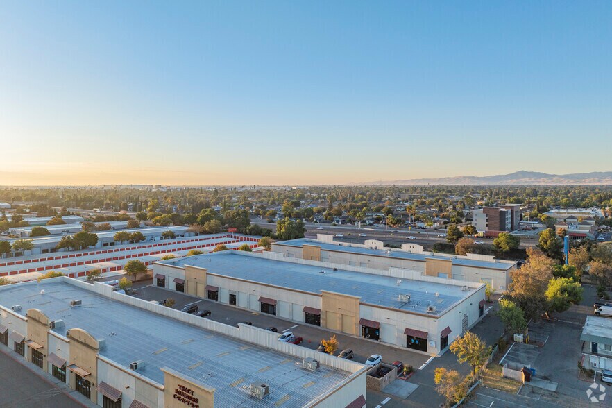 460 W Larch Rd, Tracy, CA à vendre - Aérien - Image 2 de 11