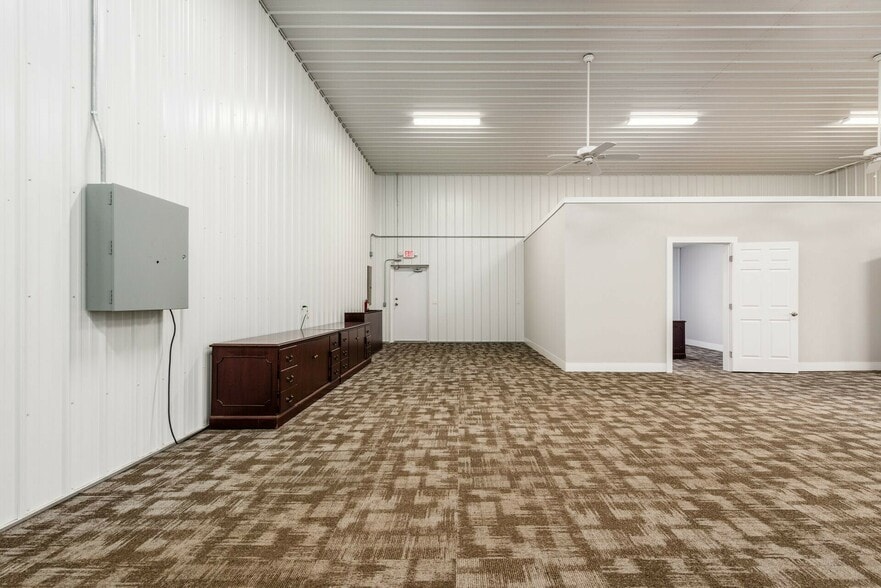 8713 Worthington Rd, Alexandria, OH for lease - Interior Photo - Image 2 of 13