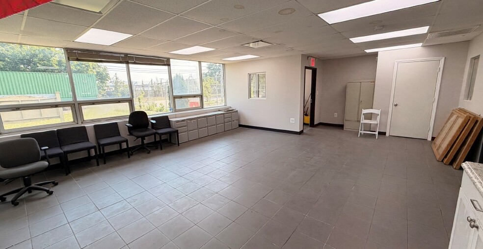 22 Spence St, Bay Shore, NY for lease - Building Photo - Image 2 of 9