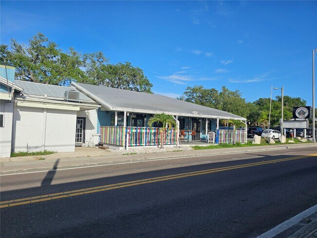 Plus de détails pour 606 N Pinellas Ave, Tarpon Springs, FL - Commerce de détail à vendre