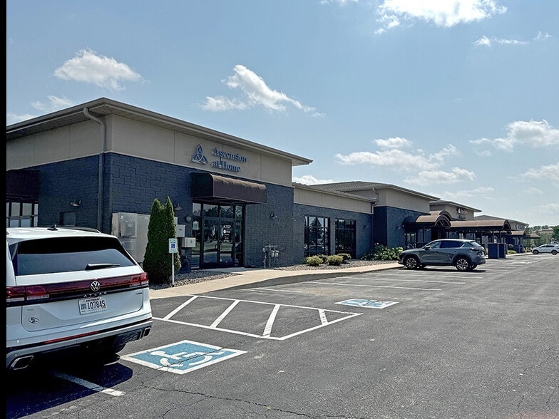 1600-1688 N Casaloma Dr, Grand Chute, WI for sale - Building Photo - Image 2 of 20