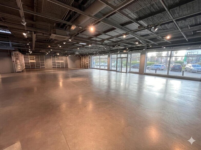 Retail in La Valette-du-Var for lease - Interior Photo - Image 3 of 7