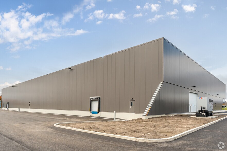 8100 Rue Armand-Viau, Québec, QC for lease - Building Photo - Image 3 of 16