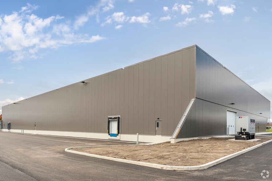 8100 Rue Armand-Viau, Québec, QC for lease - Building Photo - Image 3 of 16