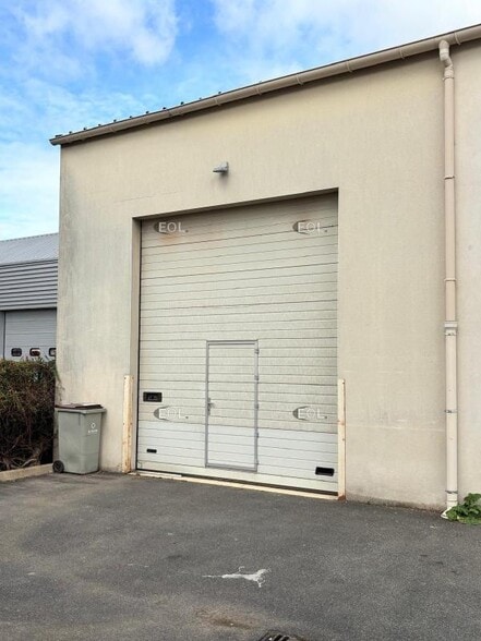 Flex in Mandres Les Roses for lease - Building Photo - Image 2 of 13
