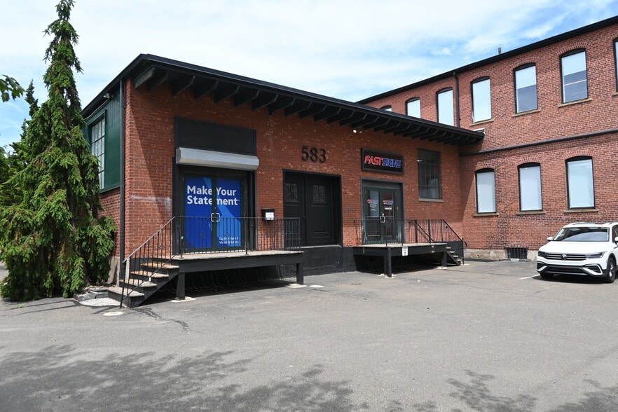 583 Pacific St, Stamford, CT for lease - Building Photo - Image 1 of 36