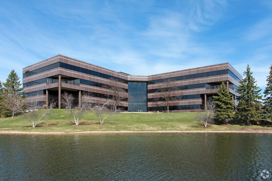 6000 Clearwater Dr, Minnetonka, MN à louer - Photo du bâtiment - Image 1 de 9