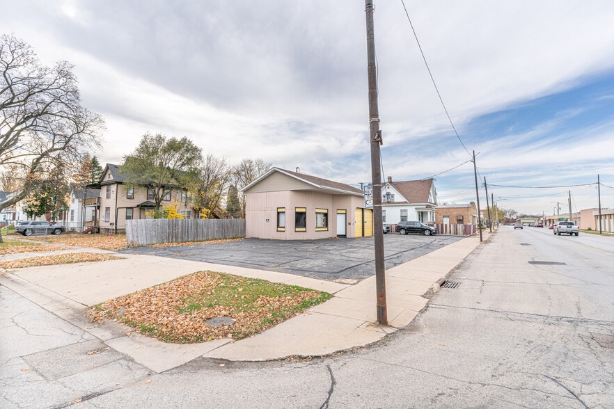 823 Broadway, Rockford, IL for sale - Building Photo - Image 3 of 12