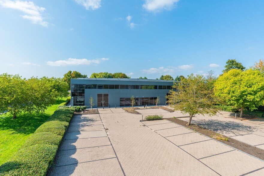 2 Kembrey Park, Swindon à louer - Photo du bâtiment - Image 3 de 5