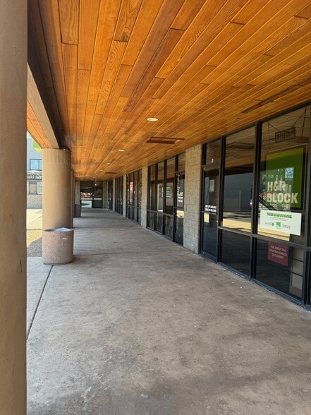 5130 N 19th Ave, Phoenix, AZ à louer - Photo du bâtiment - Image 2 de 4