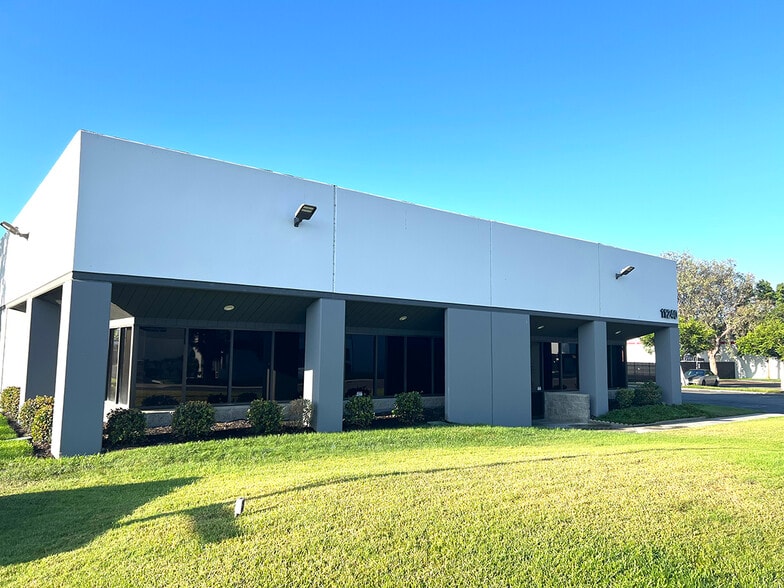 11240 Young River Ave, Fountain Valley, CA à louer - Photo du bâtiment - Image 2 de 5