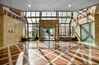 7405 Rte Transcanadienne, Montréal, QC à louer Hall d’entrée- Image 1 de 8