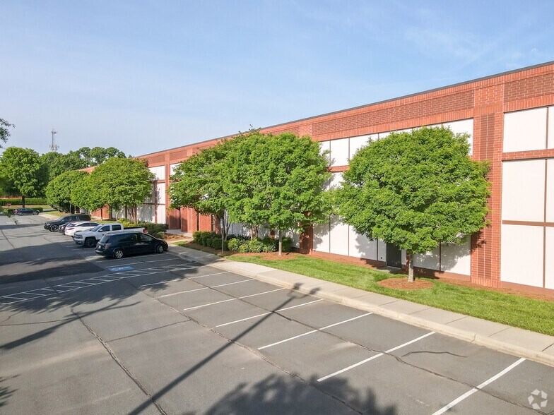 6431 Reames Rd, Charlotte, NC à louer - Photo du bâtiment - Image 3 de 4