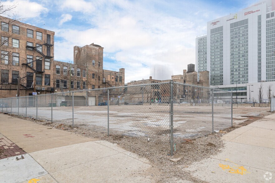 2222 S Indiana Ave, Chicago, IL à louer - Photo du bâtiment - Image 2 de 3