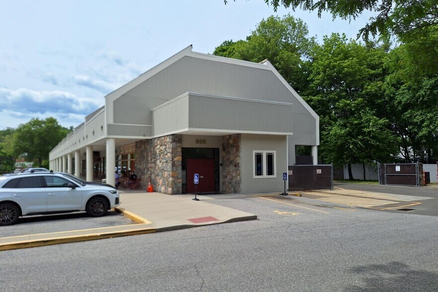666 Main Ave, Norwalk, CT à louer - Photo du bâtiment - Image 3 de 5