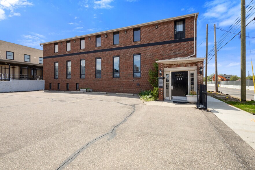 137 N Park St, Kalamazoo, MI for lease - Building Photo - Image 1 of 44