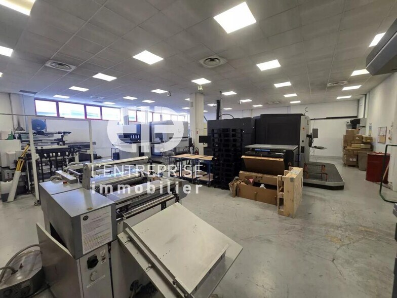 Industrial in Saint Laurent Du Var for lease - Interior Photo - Image 3 of 6
