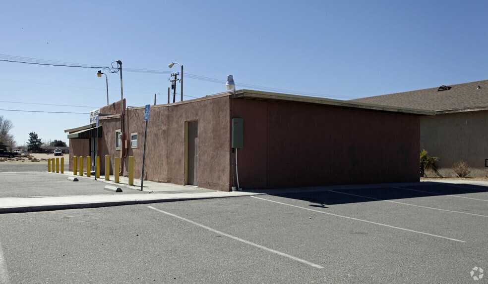 11328 Bartlett Ave, Adelanto, CA à louer - Photo du bâtiment - Image 2 de 13