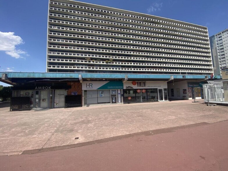 Retail in Rennes for lease - Building Photo - Image 3 of 4