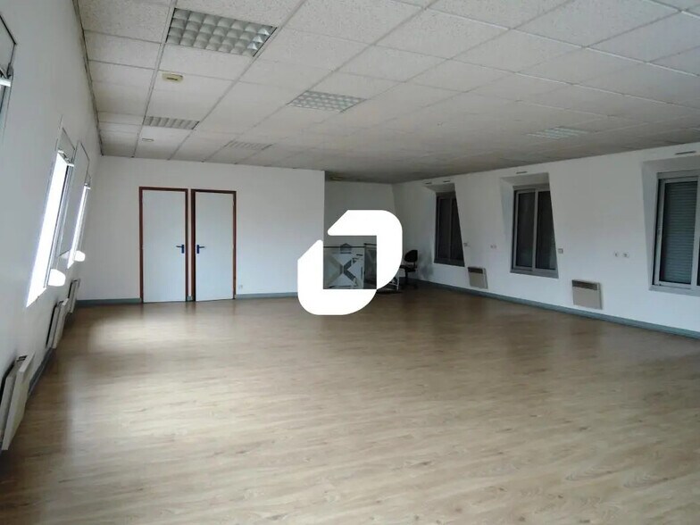 Office in Champs-sur-Marne for lease - Interior Photo - Image 2 of 3