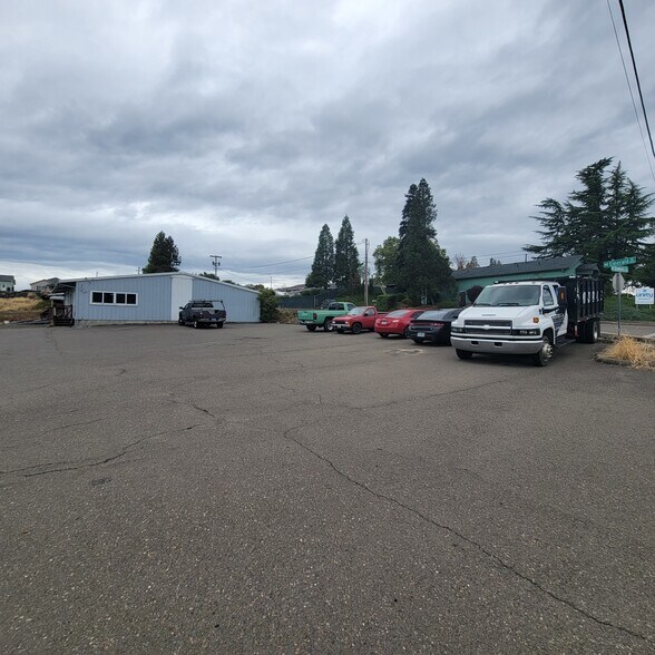 2130 NE Stephens St, Roseburg, OR for lease - Building Photo - Image 2 of 2