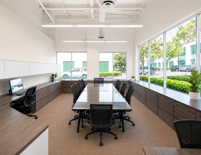 9661 Irvine Center Dr, Irvine, CA à vendre - Photo du bâtiment - Image 2 de 26