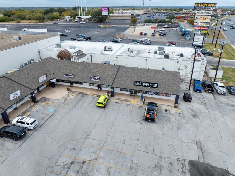 6904- Bandera Rd, San Antonio, TX à louer - Photo du bâtiment - Image 2 de 8