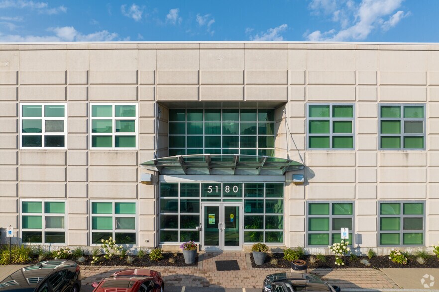 5180 Orbitor Dr, Mississauga, ON à louer - Photo du bâtiment - Image 3 de 4