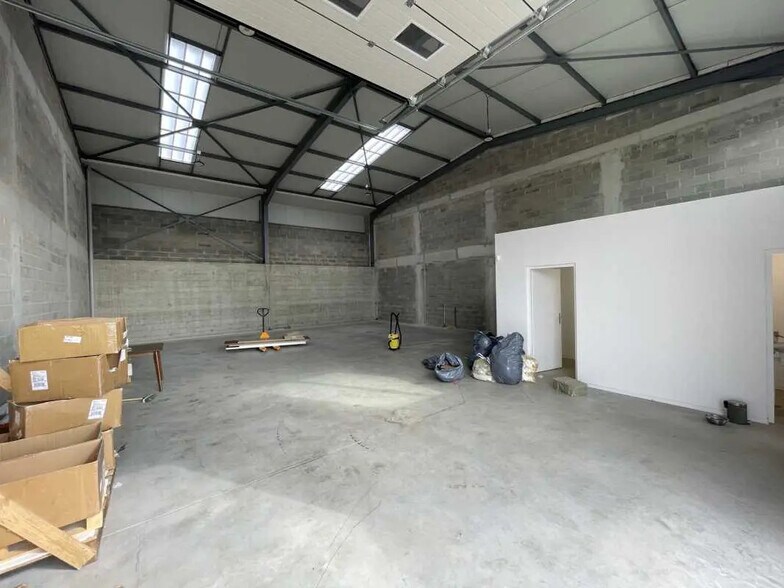 Office in Saint-Étienne-du-Rouvray for lease - Interior Photo - Image 2 of 6