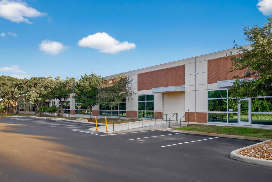 12447 Network Blvd, San Antonio, TX à louer - Photo du bâtiment - Image 2 de 6