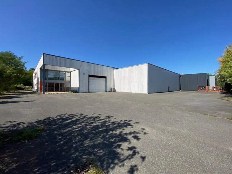 Office in CIVRIEUX-D'AZERGUES for lease - Building Photo - Image 1 of 9