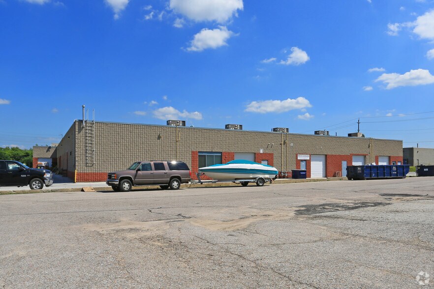 250 Bayview Dr, Barrie, ON à louer - Photo du bâtiment - Image 3 de 4