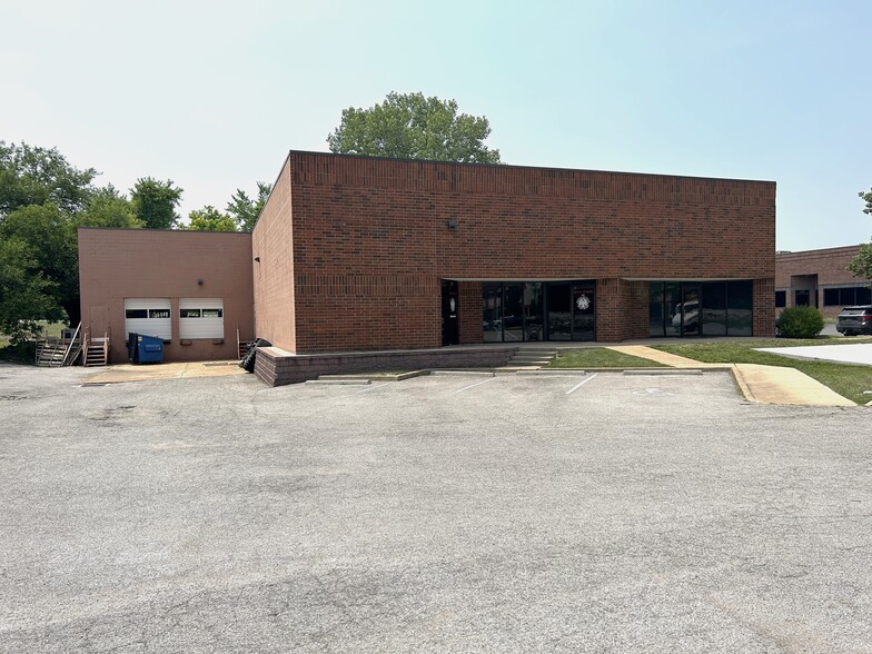 251-253 Chesterfield Industrial Blvd, Chesterfield, MO for lease - Building Photo - Image 1 of 33