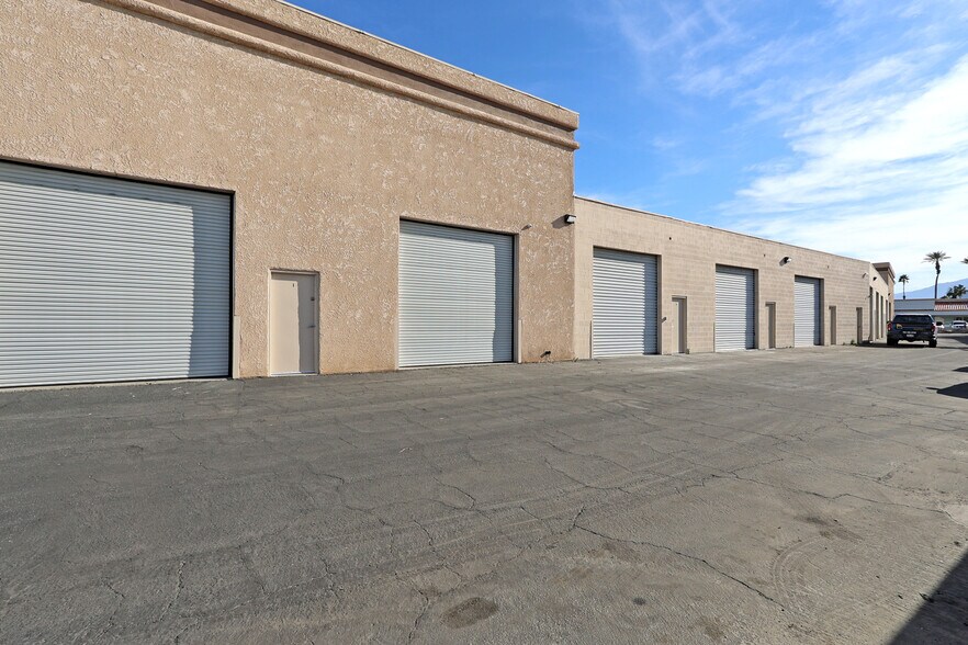 39725 Garand Ln, Palm Desert, CA à louer - Photo du bâtiment - Image 3 de 3