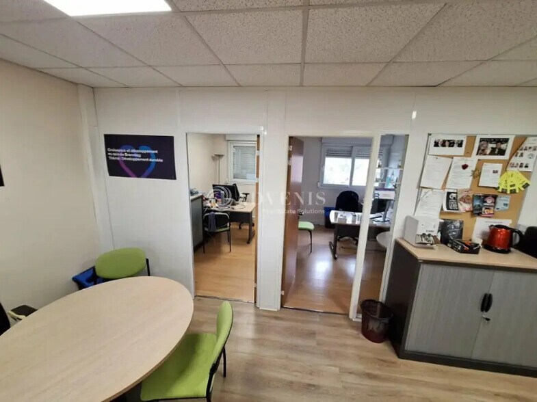 Bureau dans Chassieu à louer - Photo du bâtiment - Image 3 de 5