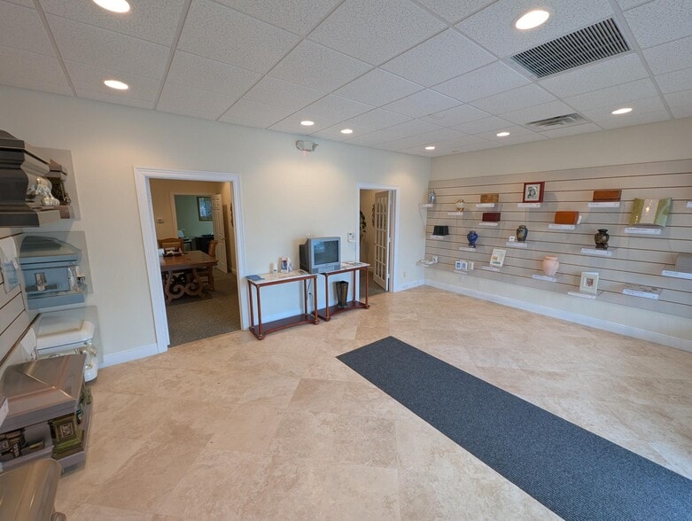 935 17th St, Vero Beach, FL for lease - Building Photo - Image 3 of 6