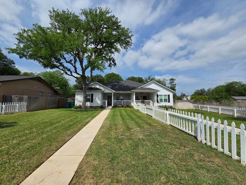 1022-1024 N Wall st, Belton, TX à vendre - Photo principale - Image 1 de 2
