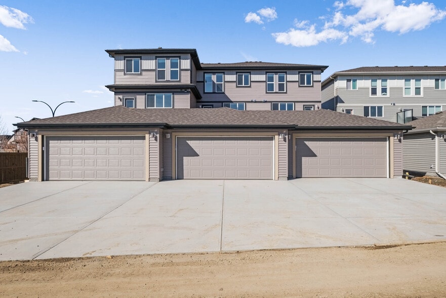 378-382 Pioneer Rd, Spruce Grove, AB à vendre - Photo du bâtiment - Image 3 de 5