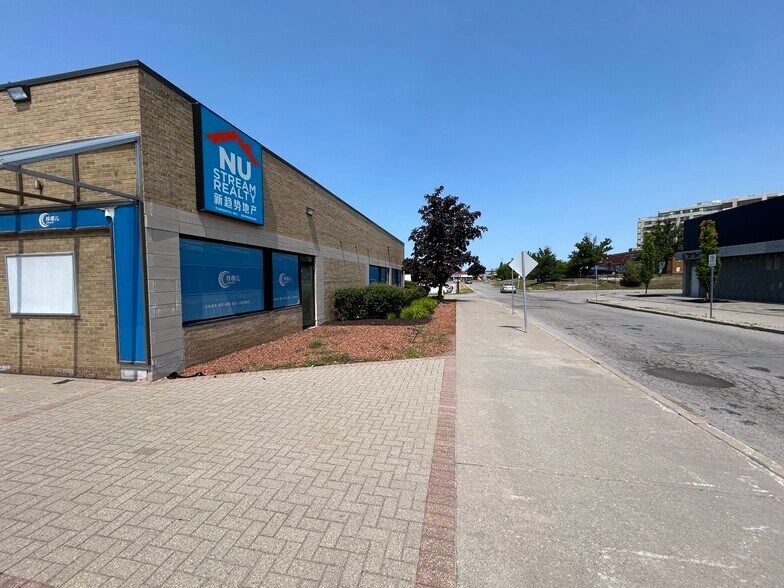 140 York Blvd, Richmond Hill, ON à louer - Photo du bâtiment - Image 3 de 6